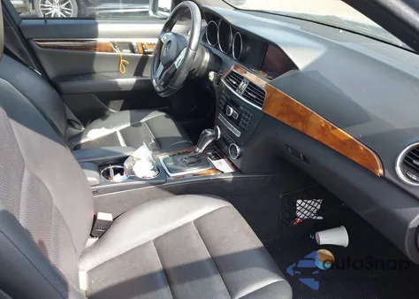 2012 Mercedes-Benz C 300 Luxury 4Matic/Sport 4Matic z USA, uszkodzony, nr VIN WDDGF8BB7CR201054